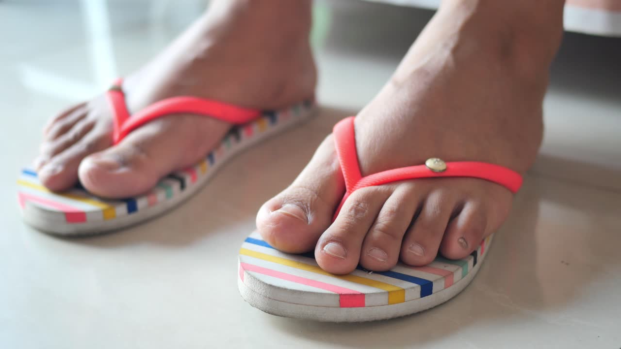 분홍색 플립플로프를 입은 여자의 발