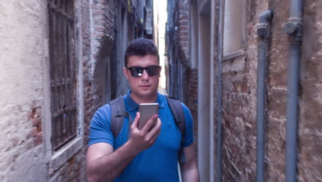turista en un callejón veneciano