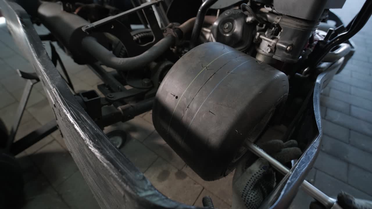 메카닉 가 카트 레이싱 서비스 바를 교체