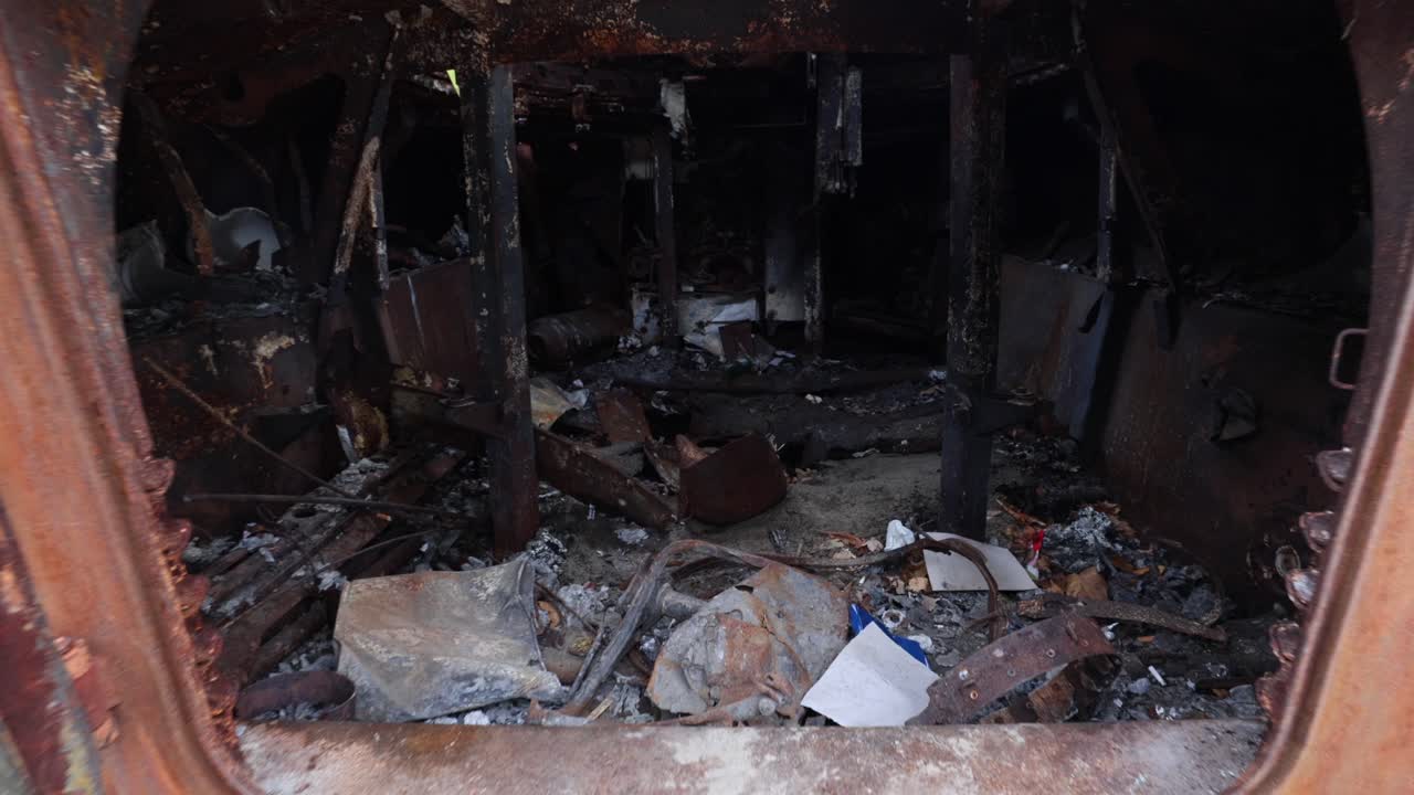 키예프의 소피아 광장에서 열린 전쟁 전시회 - 폭발한 러시아 mt-lbu 다목적 트랙 장갑 차량