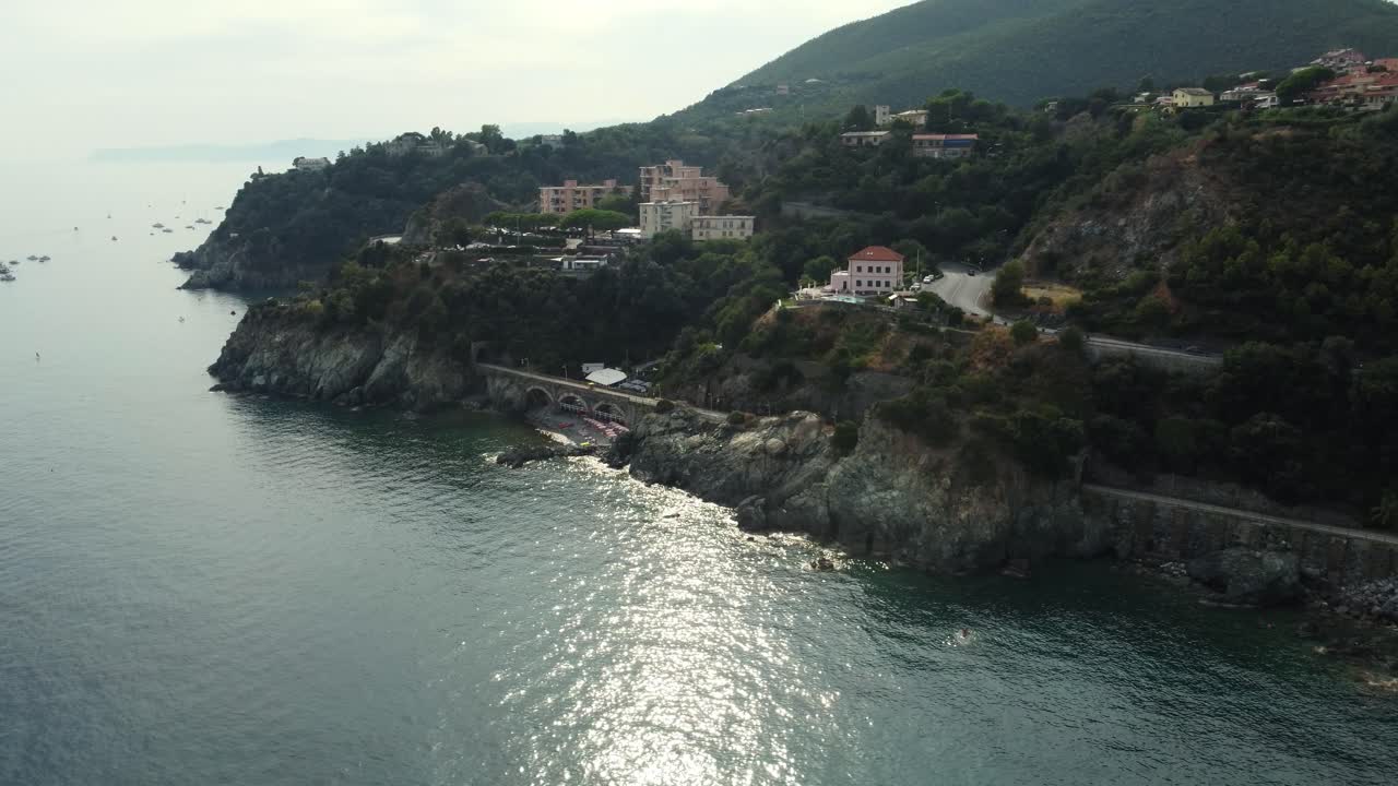 Paesaggio costiero con edifici e mare