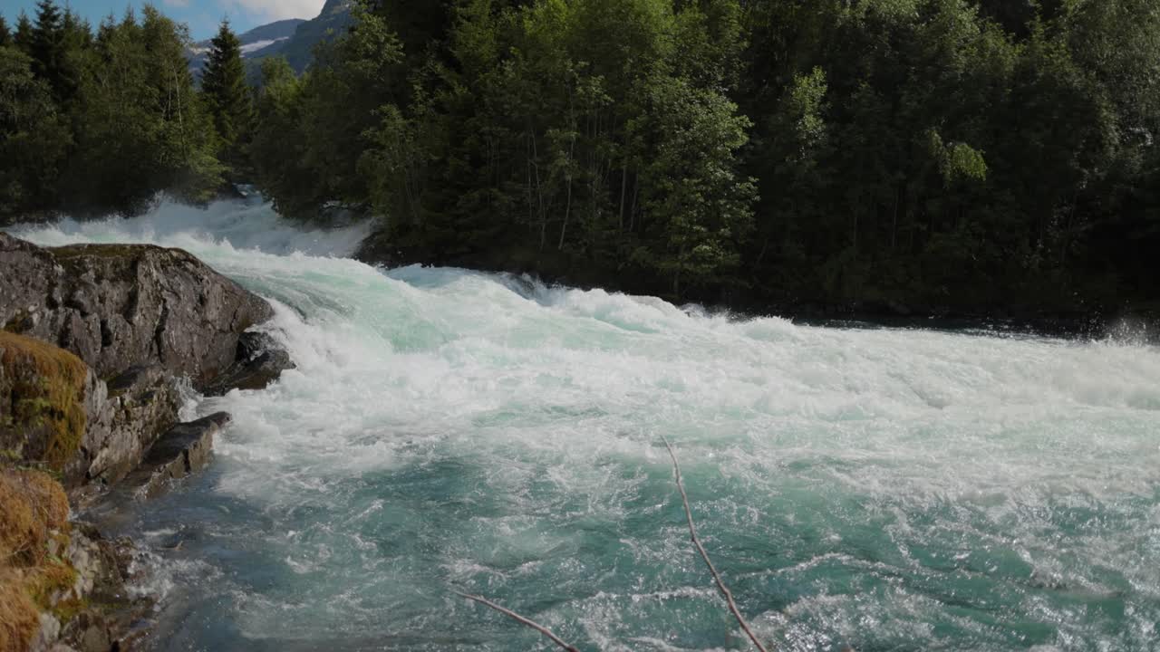 el lago lovatnet (también loenvatnet) es un lago en el municipio de stryn en el condado de vestland, noruega.
