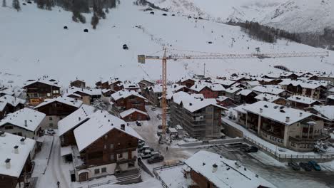 Atemberaubendes-Drohnenvideo-Der-Livigno-Alpen:-Schneegipfel,-Stadt-Und-Bergdorf,-Ideal-Für-Hochwertige-Winter--Und-Tourismuswerbung