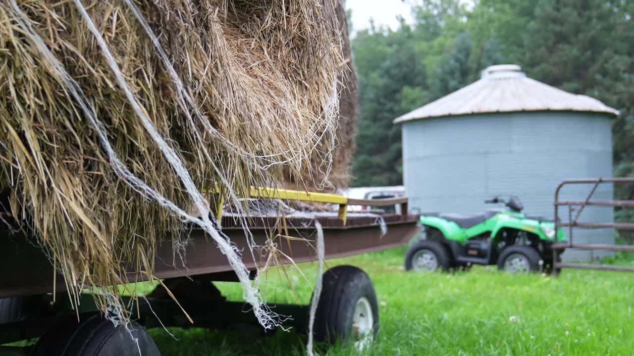 평평한 침대 트레일러에 앉아있는 어진  어리의 과 은 바람에 부드럽게 불고 있습니다.