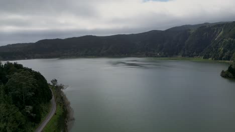 Toma-Aérea-Panorámica-Siete-Ciudades-Lagoa-Azul-Cráter,-Sao-Miguel-Azores