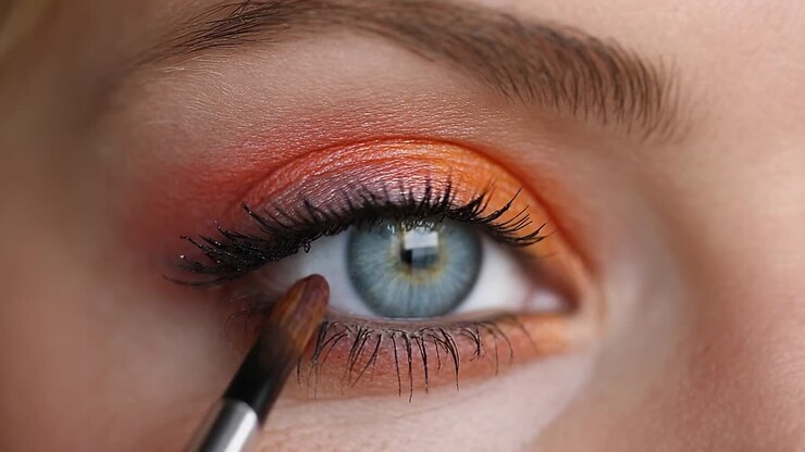 Farverig øjenmakeup påføring med levende nuancer og teknikker
