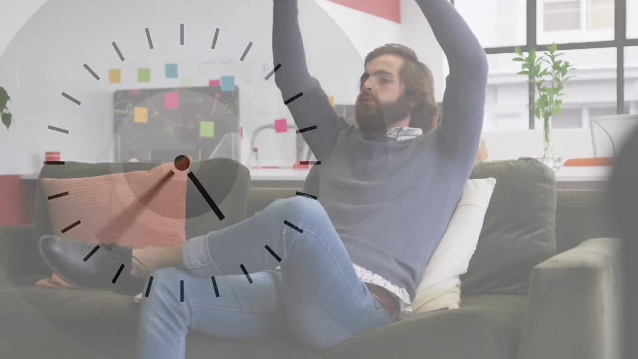 animación del reloj sobre el cansado hombre de negocios caucásico sentado en la oficina