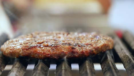 cocinando una hamburguesa en una parrilla