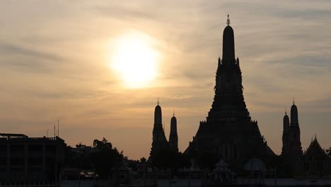 puesta de sol detrás del templo de wat arun en silueta