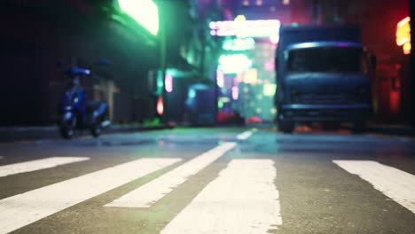 una imagen borrosa de una calle por la noche con luces de neón