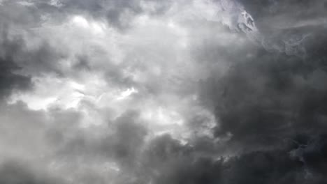 tormenta de 4.000 metros dentro de una espesa nube cúmulo gris y un cielo oscuro