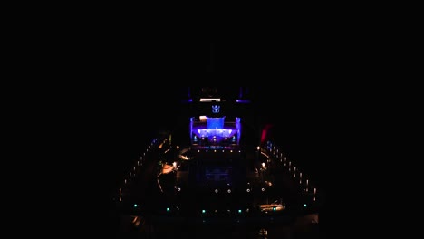 drone aéreo tiro inclinado hacia abajo de popa de crucero de lujo en la noche