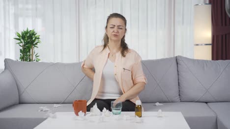 mujer enferma con dolores de espalda.