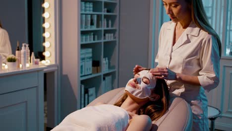 vrouw die een gezichtsmaskerbehandeling krijgt in een spa