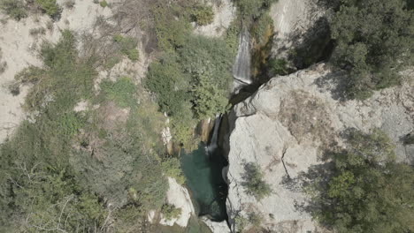 Drohnenaufnahme-Von-Oben-Nach-Unten-Des-Bogova-Wasserfalls-Im-Sommer-In-Albanien-In-Den-Bergen-An-Einem-Sonnigen-Tag-Ohne-Menschen-Und-Klares,-Blaues-Wasser