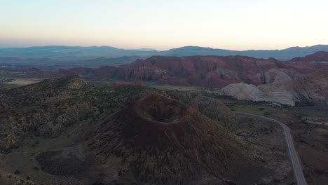 volcán cinder cone trail cerca del parque estatal snow canyon, utah - toma aérea de drones