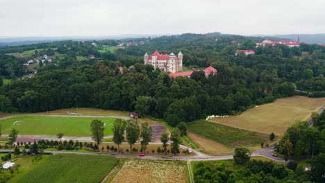 Imágenes-De-Drones-De-Un-Castillo-En-Las-Montañas