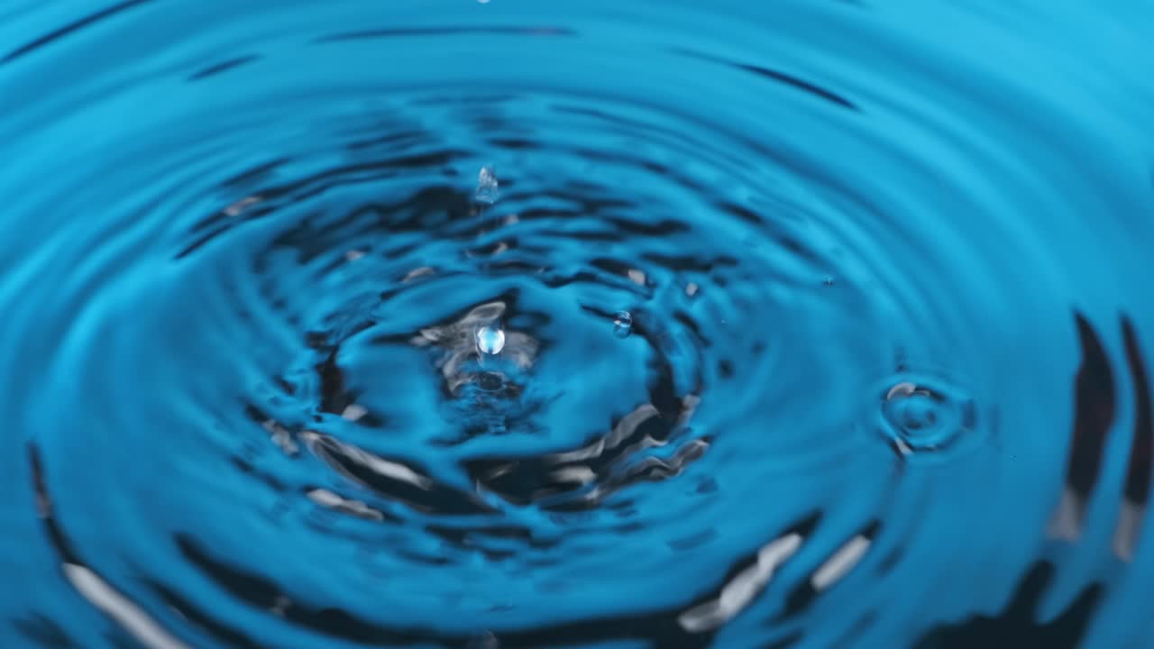 파란 물에 떨어지는 물방울의 파노라마, 아름다운 원형 파동, 파동.