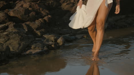 mujer caminando en la playa