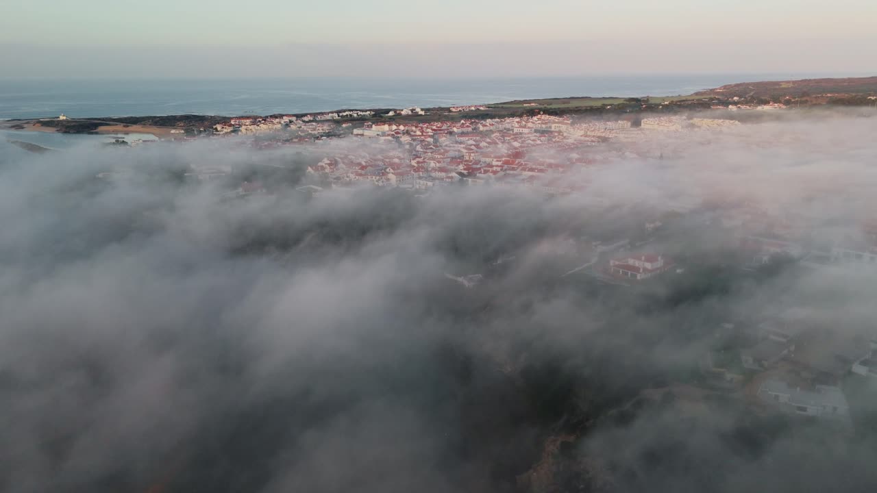 nubes envolviendo la histórica ciudad de lisboa, portugal durante el amanecer