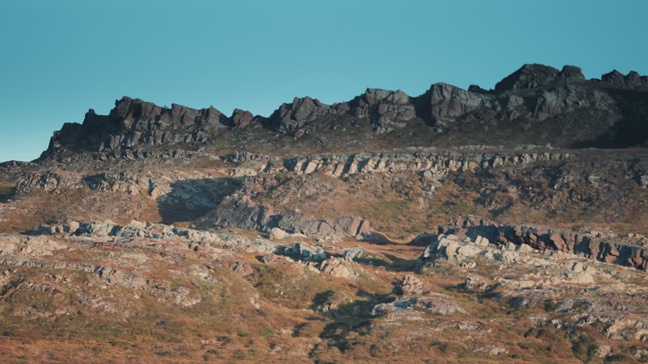 Vecchie montagne fatiscenti si ergono sul desolato paesaggio settentrionale