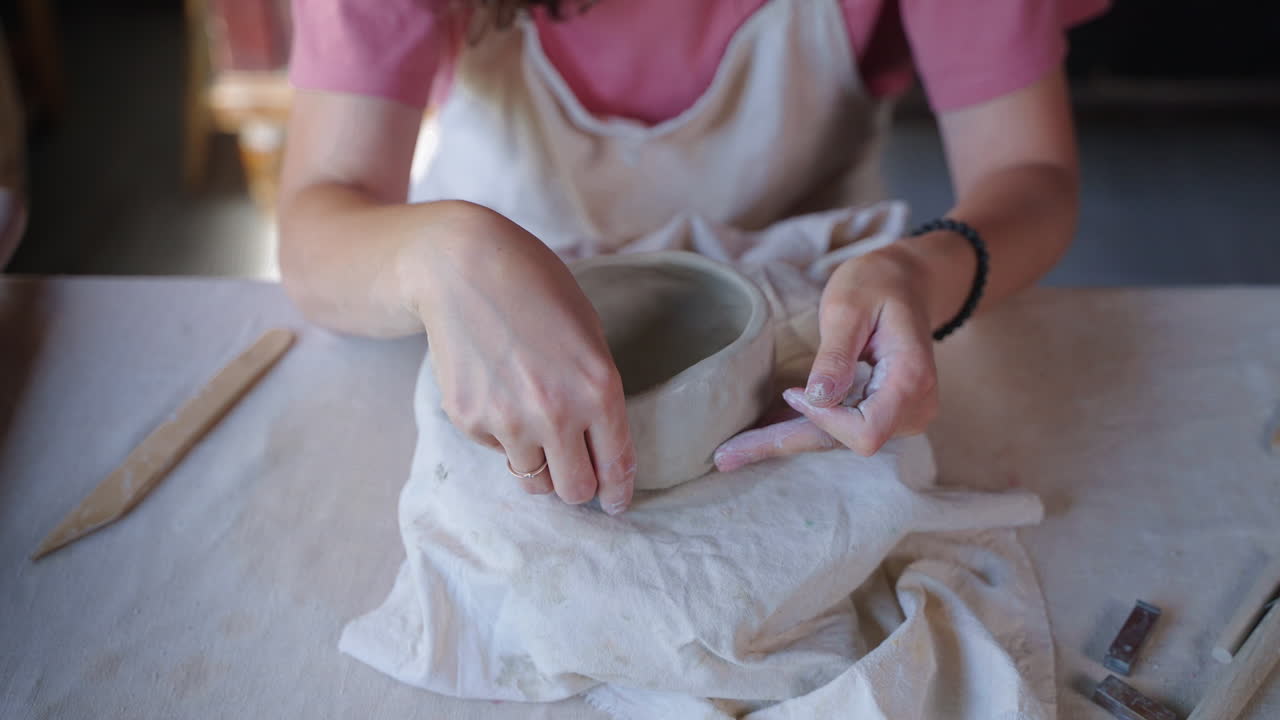 セラミックの鉢を作る女性