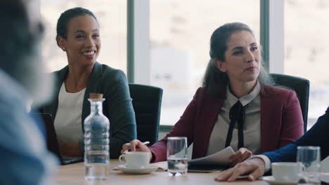 Mujeres-De-Negocios-Corporativos-Intercambiando-Ideas-En-Una-Reunión-De-La-Sala-De-Juntas-Discutiendo-Estrategias-Colegas-Compartiendo-Ideas-Trabajando-En-La-Fecha-Límite-Colaborando-En-La-Oficina-4k