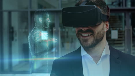 hombre sonriente usando auriculares vr con figura humana holográfica en el fondo
