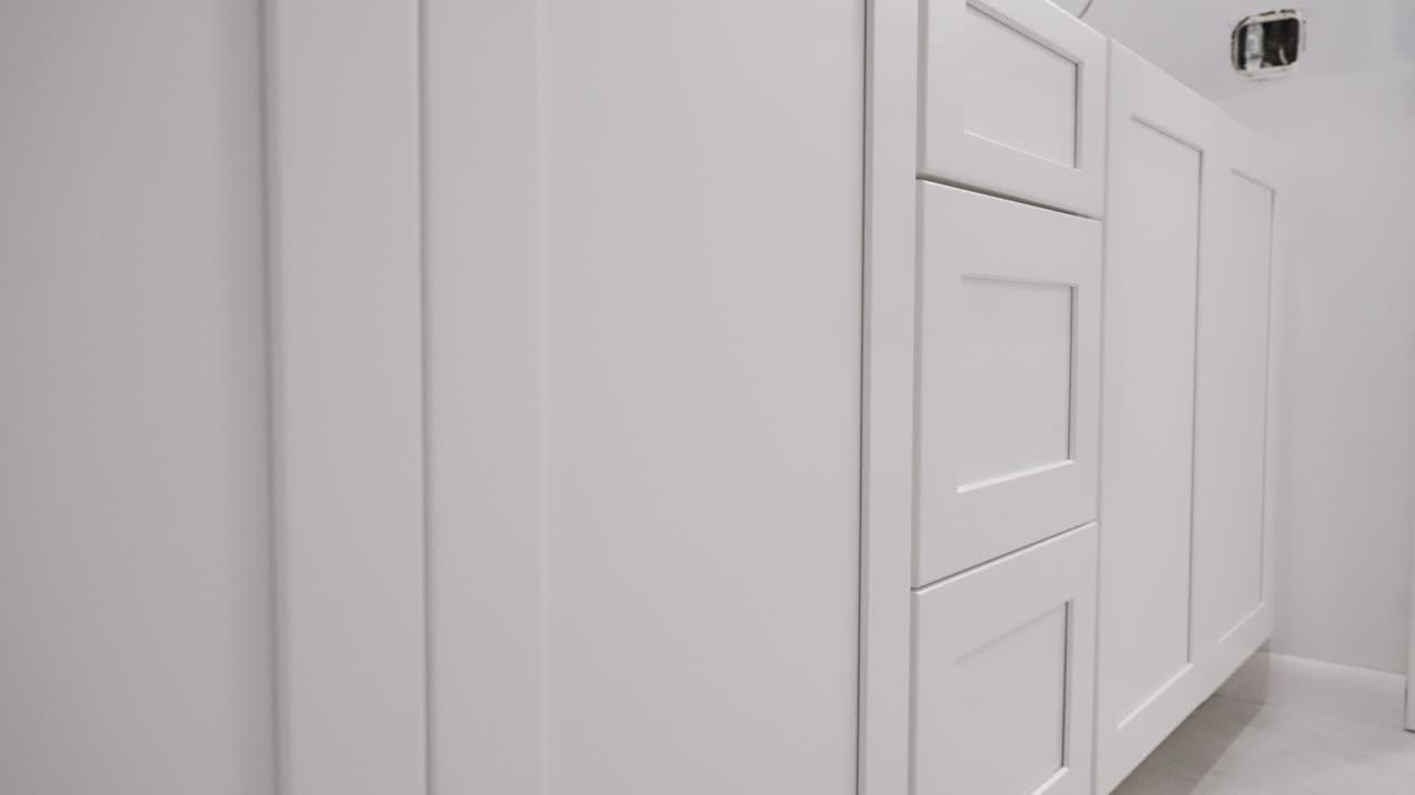 tirando hacia atrás para revelar armarios nuevos limpios