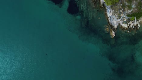 Descubriendo-La-Playa-De-Spathias,-Nikiti,-Grecia---Viaje-Aéreo-Con-Drones-4k