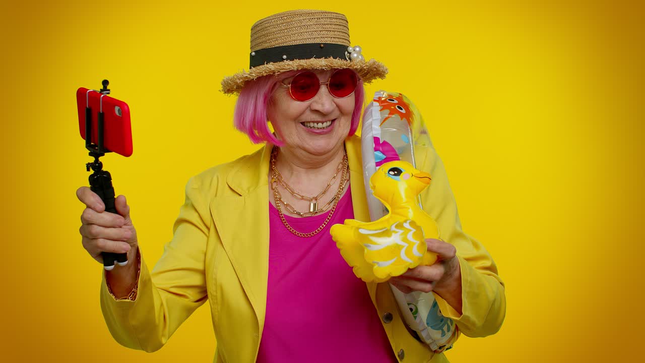 성숙한 할머니 여행자 블로거 선글라스를 입고 드폰으로 셀피를 찍고 온라인 비디오 통화