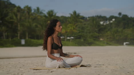 Junge-Frau-Meditiert-Am-Strand