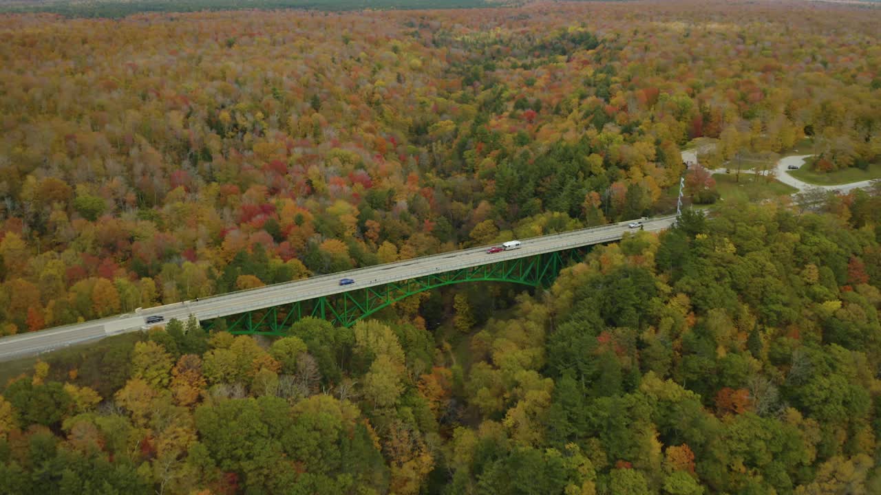 empuje aéreo hacia el puente verde en la península superior de michigan