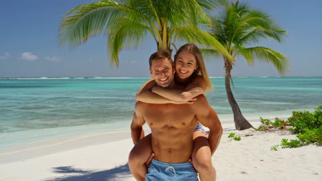 happy couple enjoying tropical beach vacation