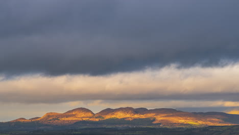 Lapso-De-Tiempo-Del-Paisaje-Distante-De-La-Ladera-Durante-La-Soleada-Tarde-Nublada-Vista-Desde-Carrowkeel-En-El-Condado-De-Sligo-En-Irlanda