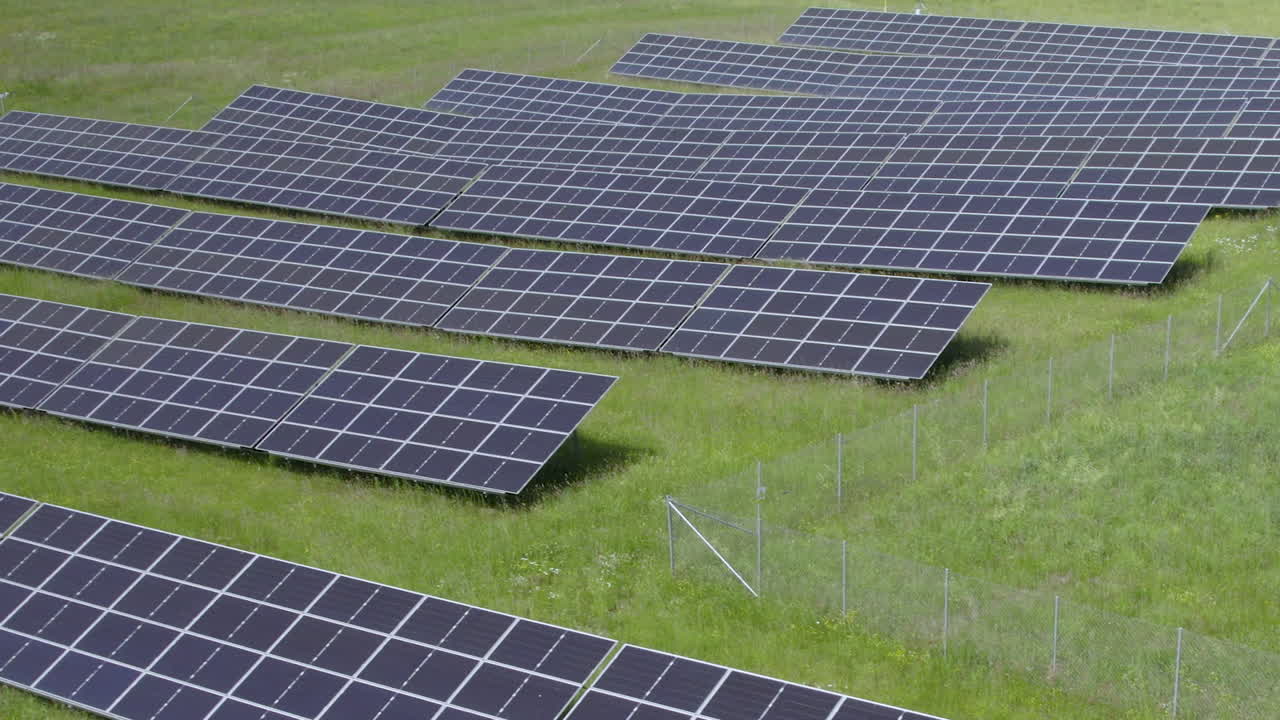 снимок с воздуха крупным планом фотоэлектрических солнечных установок, используемых для производства природной чистой энергии