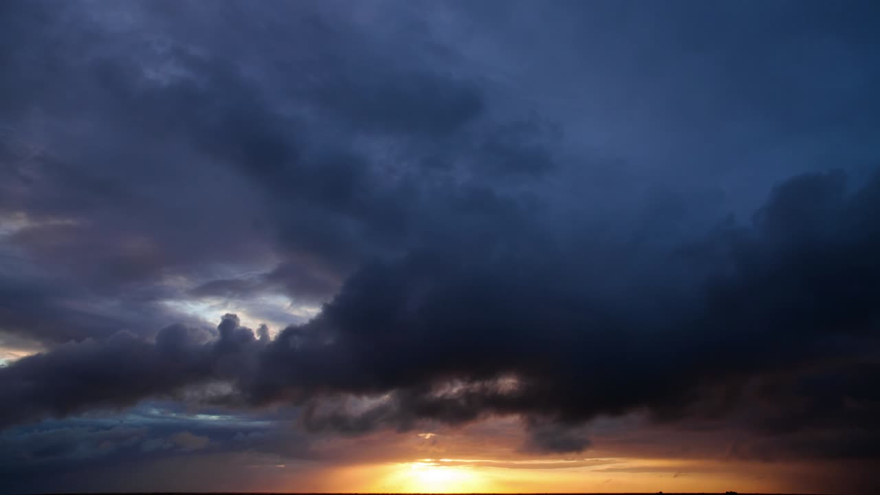 놀라운 구름빛 해가 뜨는 시간 경과