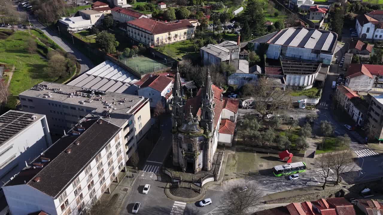 Vidvinkel droneoptagelse af kirken Nossa Senhora da Consolação e Santos Passos i en europæisk grøn hovedstad.