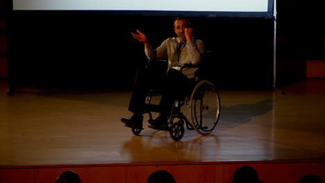 Hombre-De-Negocios-Discapacitado-Caucásico-Maduro-Hablando-En-Un-Seminario-De-Negocios-En-El-Auditorio-4k