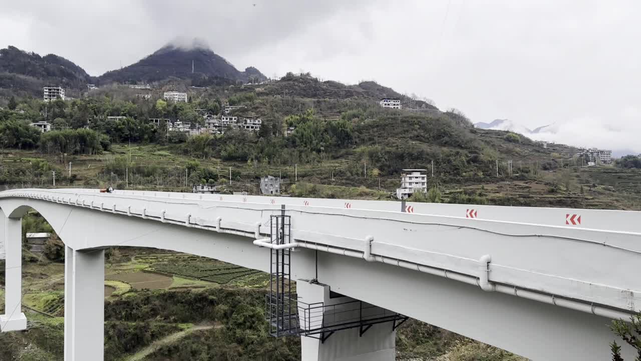 세 바 ⁇  모터사이클이 다리를 건너고 있다