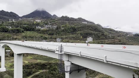 una motocicleta de tres ruedas cruzando el puente