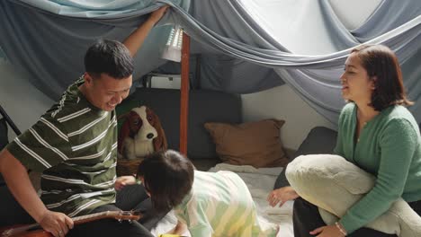 Feliz-Familia-Joven-Asiática-Divirtiéndose-Juntos-En-Una-Tienda-De-Campaña-En-Casa