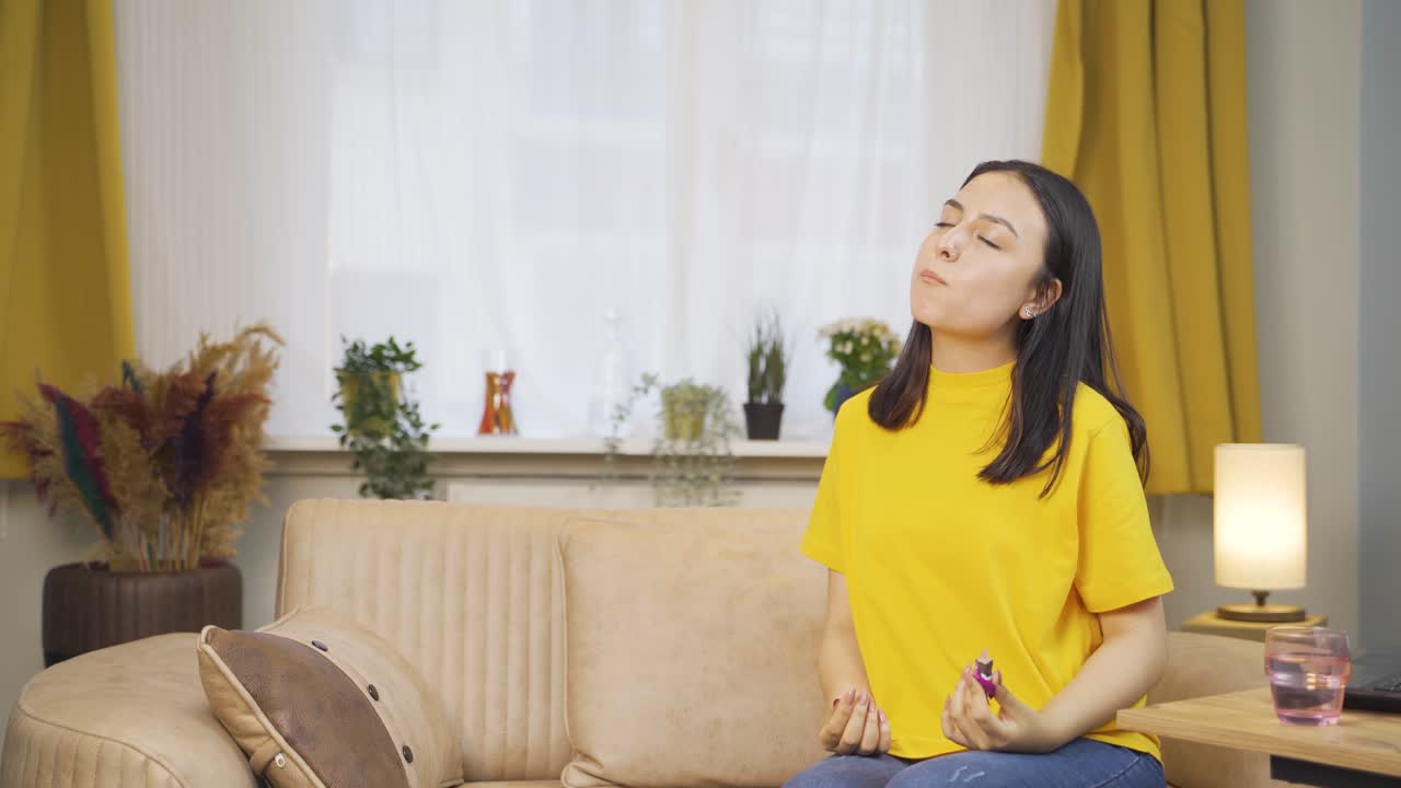 초콜릿을 먹는 젊은 여성. 행복하고 즐거운.