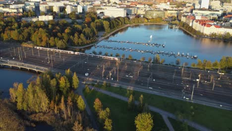 Die-Antenne-Dreht-Sich,-Um-Den-Zug-Zu-Verfolgen,-Der-In-Den-Hauptbahnhof-Von-Helsinki-Einfährt