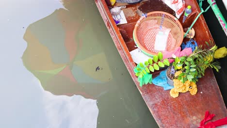 floating market boat with decorations