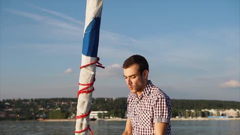 человек на парусной лодке