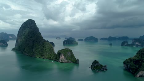 Hermosas-Islas-Rocosas-De-Piedra-Caliza-De-Phang-Nga-Tailandia-En-Una-Mañana-Nublada---Toma-Aérea