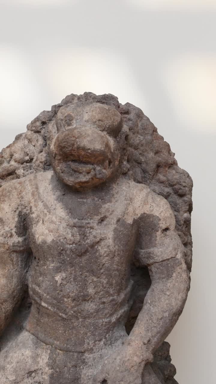 estatua de piedra de una figura animal en edimburgo
