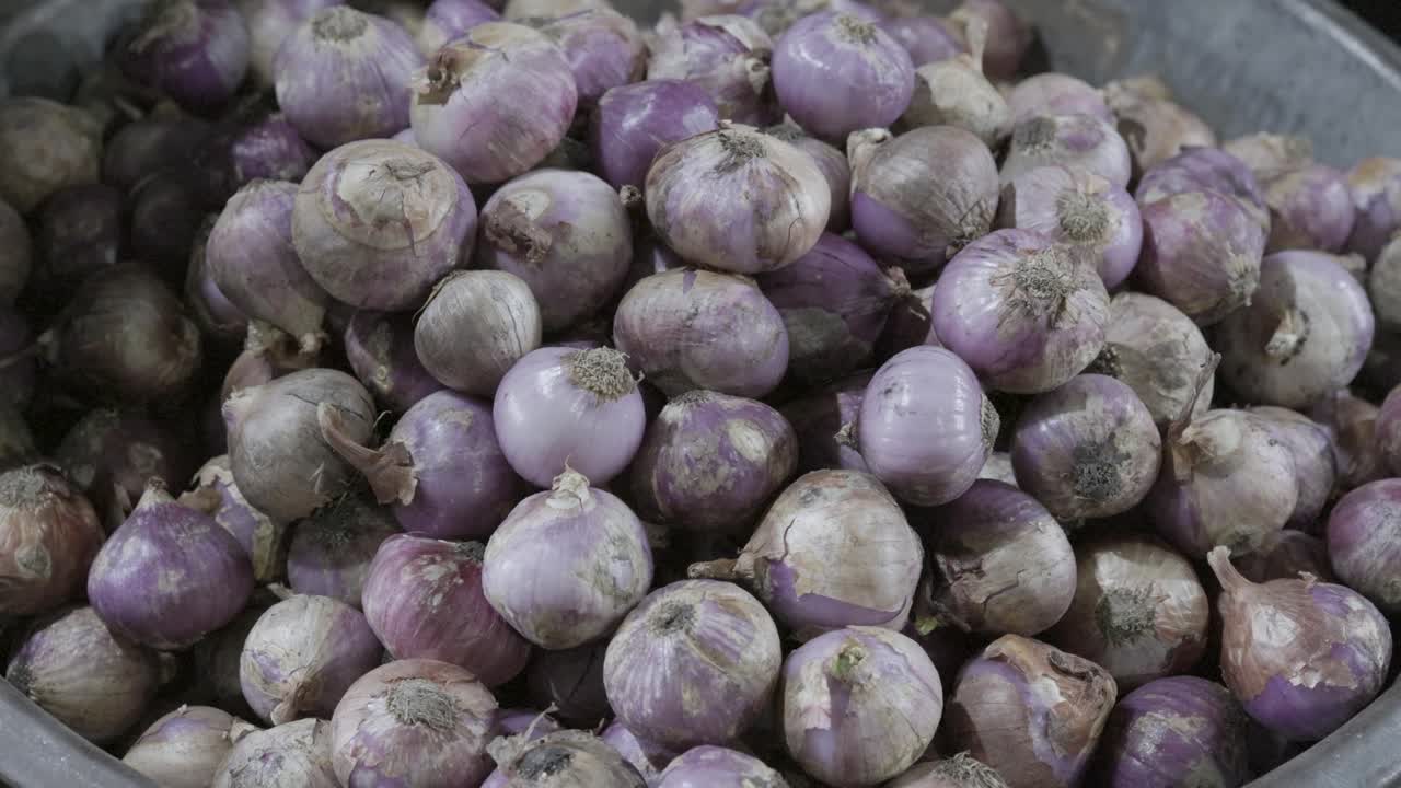 cebolla fresca de la granja en la tienda de verduras para la venta por la noche