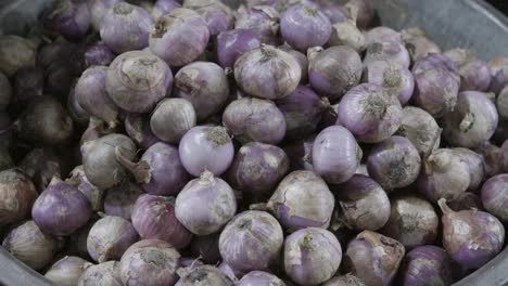 Cebolla-Fresca-De-La-Granja-En-La-Tienda-De-Verduras-A-La-Venta-Por-La-Noche